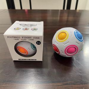 Cubo Antiestrés de Alta Calidad, Juguete Sensorial con 12 Agujeros, Bola Mágica Arcoíris, Rompecabezas de Plástico para Niños, Juego de Fútbol de Dedos - Product Image 2