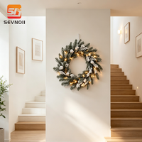 Guirlande de Noël pré-éclairée floquée avec des cônes de pin givrés, lumières LED blanc chaud pour la décoration de la porte d'entrée pendant les fêtes