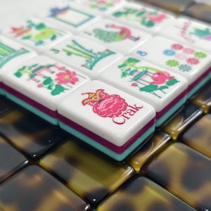 Tuiles de Mahjong de Noël en Acrylique Rouge et Vert à 4 Couches, Mahjong de Style Américain Gravé au Laser Personnalisé pour Cadeau Festif - Product Image 1