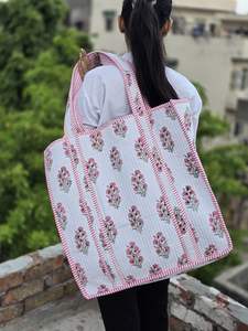 Sac fourre-tout pour femme, conçu pour les journées agitées et les moments décontractés, doté d'une forme pensée et d'un design facile à transporter - Product Image 6