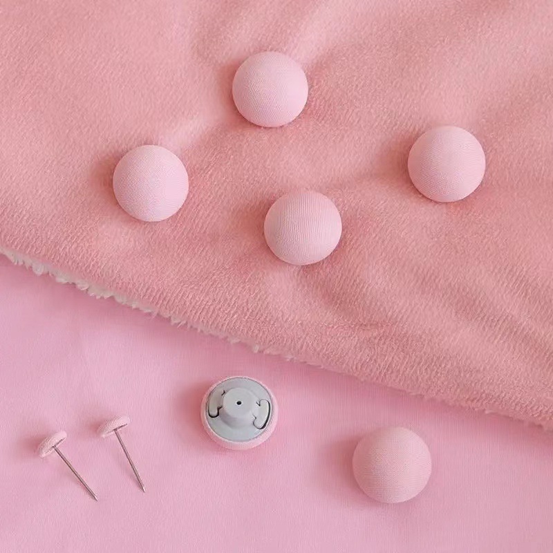 Un sac recouvert de tissu rose