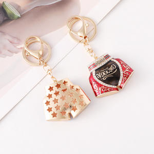 Llavero de aleación de zinc con diseño de pantalones cortos del Barcelona, colgante para bolso de hombre, pequeño regalo de fútbol - Product Image 4