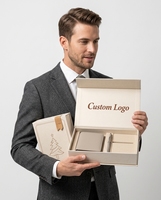 Boîte cadeau magnétique à rabat avec logo personnalisé, impression sur le couvercle intérieur et motif d'arbre de Noël doré pour l'emballage de boîtes cadeaux