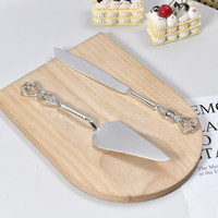 Ensemble décoratif de deux pièces en argent plaqué or de luxe : Spatule et couteau à gâteau triangulaires avec couteau à pain pour anniversaire/mariage