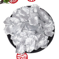Vente en gros Fournitures de mariage Lot mixte de pétales de roses artificielles or argent à quatre feuilles Stock de fleurs décoratives jetées à la main