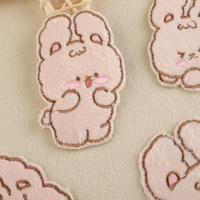 Op maat gemaakte cartoon dieren knuffelkonijn geborduurde zelfklevende stoffen patch patches voor kleding tas hoed