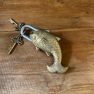 Cadenas décoratif en laiton antique en forme de poisson, très demandé, avec clés, quincaillerie vintage disponible à prix de gros - Product Image 1