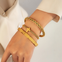 H2 E0013 Ensemble de bracelets classiques pour femme en acier inoxydable plaqué or 18 carats avec fermoir à motif scriptural et croix torsadée, pour tenues de soirée