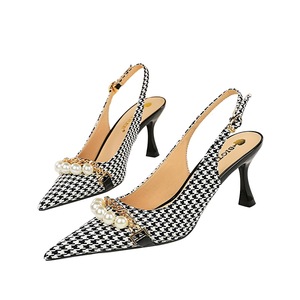 Zapatos de Tacón Bajo con Punta Abierta y Correa Trasera con Cadena de Perlas Metálicas, Nuevo Modelo 2023 en Oferta - Product Image 1