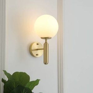 Appliques murales LED dorées modernes avec capteur de mouvement et design boule de verre pour chambre d'hôtel - Product Image 3
