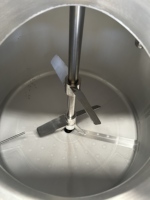 Cuve de mélange pour la production cosmétique de crèmes, lotions, gels et émulsions, avec fonctions de chauffage, refroidissement et contrôle de la température