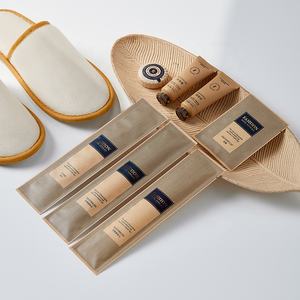 <span class=keywords><strong>Kit</strong></span> de Produits d'Accueil Haut de Gamme Jetables pour Hôtel, Trousse de Toilette de Voyage Personnalisée avec Gel Douche et Chaussons OEM Fournitures pour Invités - Product Image 1