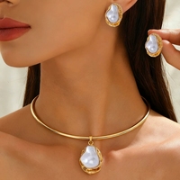 Parure de bijoux pour femme, plaqué or, avec collier et boucles d'oreilles clous, perles d'imitation baroques irrégulières rouges et blanches, style élégant