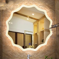 Salle de bain intelligente Miroir LED compact irrégulier tricolore Design sans cadre pour le maquillage avec éclairage mural confortable