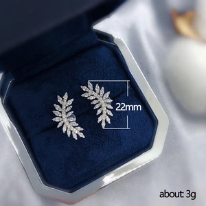 Orecchini a Perno Vintage con Fiori e Piume per Donne, Eleganti Accessori per Orecchie da Indossare Quotidianamente - Product Image 5