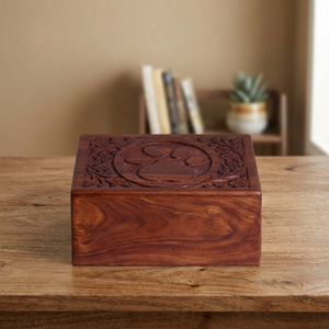Urna de Madera Hecha a Mano para Mascotas con Diseño de Huella Tallada, Acabado en Madera Natural Marrón, Cofre Conmemorativo - Product Image 2