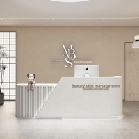 Comptoir de caisse en bois à haute capacité de charge avec arc circulaire, résistant à l'usure et anti-salissures, idéal pour les salons de beauté et les centres commerciaux
