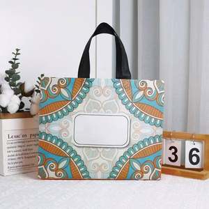 Sacs de courses en tissu non tissé avec logo personnalisé, sacs cadeaux pour les fêtes, sacs d'épicerie - Product Image 4