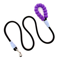 Laisse pour chien en mousse nuage anti-éclatement couleur unie avec poignée et corde en nylon, mousqueton pivotant, couleurs vives, pour la vente en gros aux détaillants d'articles pour animaux de compagnie