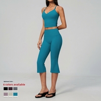 Ensembles de yoga capri 2 pièces OEM/ODM pour femmes : débardeur de yoga croisé et legging capri taille haute évasé, vêtements de sport personnalisables avec logo