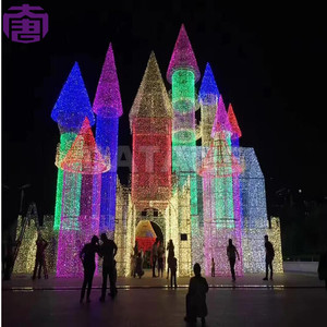 Décoration d'entrée de Noël sur le thème du château et des formes personnalisées avec détails LED lumineux - Product Image 6