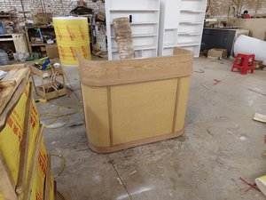 Mostrador de Recepción Moderno de Ratán y MDF con Paneles Tejidos a Mano para Muebles de Oficina - Product Image 6