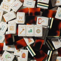 Dynasty Reverie Ensemble de tuiles de Mahjong américain 160 pièces, tuiles de Mahjong en acrylique de luxe avec motifs Phénix et botaniques orientaux