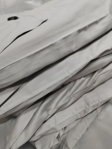 Оптовый комплект постельного белья класса люкс из 100% хлопка (60S): простыня на резинке, наволочки и пододеяльник, однотонные серые и белые - Product Image 6