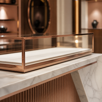 Luxuriöse Gebogene Edelstahl-Schmuckvitrine mit LED-Beleuchtung, Gehärtetem Glas, Anpassbaren Farben und Langlebigem Design für Gewerbliche Zwecke