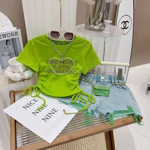 Nuovo Arrivo: Set di Abbigliamento per Bambine con T-shirt a Maniche Corte con Cuore Ricamato e <span class=keywords><strong>Pantaloncini</strong></span> Jeans Strappati, 2 Pezzi - Product Image 4