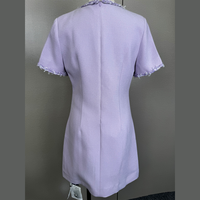 Robe en tweed lavande pour femme, avec bordure tressée, franges, manches courtes, col rond, poches plaquées, boutons argentés, coupe trapèze, mini, bouclé