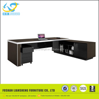 Bureau d'ordinateur moderne et stable avec table latérale extensible, design en bois peu encombrant pour immeuble de bureaux