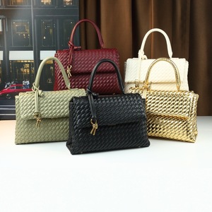 Sac fourre-tout carré petit format en polyester tissé à la main pour femme, avec rabat, design élégant et décontracté, idéal pour le quotidien - Product Image 1