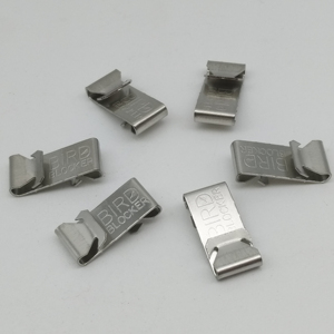 Clips de Fijación Metálicos Estampados Personalizados <span class=keywords><strong>BirdBlocker</strong></span> para Sujetar Dispositivos Disuasorios de Aves en Líneas Eléctricas e Infraestructura Exterior - Product Image 1