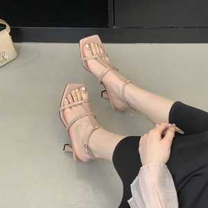 Sandales à talons hauts pour femmes, à bout carré, avec boucle à la cheville, en cuir brillant, talons en forme de entonnoir, pour les rendez-vous et le quotidien - Product Image 4