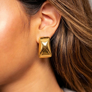 Juego <span class=keywords><strong>de</strong></span> Aretes y Anillo Geométricos <span class=keywords><strong>de</strong></span> Acero Inoxidable con Baño <span class=keywords><strong>de</strong></span> Oro <span class=keywords><strong>de</strong></span> 18K, Diseño Triangular y Cuadrado para Mujer, Minimalista y Versátil - Product Image 3
