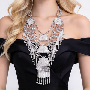 <span class=keywords><strong>Collana</strong></span> Girocollo Etnica Retrò con Dettagli Intricati e Accenti in Argento, <span class=keywords><strong>Collana</strong></span> Miao in Lega di Bambù per Donne - Product Image 1