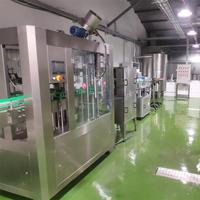 Machine de remplissage et de bouchage semi-automatique pour bouteilles en verre à 8 têtes