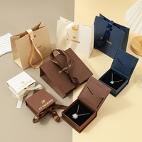 Collection de boîtes à bijoux Becan avec étuis multicolores, fermeture à ruban, insert enveloppe et logo personnalisé - Emballage pour bijoux