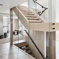 Escalier moderne en bois de chêne massif à poutre unique avec barre solide, garde-corps en verre et en métal, utilisation intérieure pour appartements et maisons