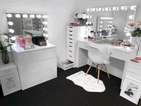 Vente spéciale d'une table de toilette éclairée en MDF d'excellente qualité avec peinture brillante et miroir de maquillage éclairé