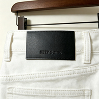 Écussons personnalisés thermocollés en cuir véritable noir, étiquettes écologiques pour sacs, jeans, accessoires de vêtements à coudre, vente en gros OEM