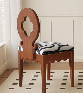 Chaise <span class=keywords><strong>de</strong></span> salle à manger en bois massif <span class=keywords><strong>de</strong></span> style nordique pour restaurant, design créatif à quatre feuilles <span class=keywords><strong>de</strong></span> trèfle, chaise avec dossier, mobilier <span class=keywords><strong>de</strong></span> salle à manger, chaise en bois - Product Image 2