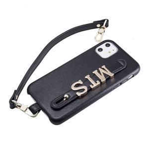 สายคล้องข้อมือหนังไมโครไฟเบอร์ ตัวอักษรโลหะสีทอง หรูหรา โดดเด่น สั่งทำพิเศษ ใส่ชื่อได้  สำหรับเคสโทรศัพท์ iPhone 11 - Product Image 1