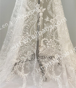 सुरुचिपूर्ण हस्तनिर्मित 3 डी फूलों की फ्रेंच फीता पर्यावरण के अनुकूल सफेद लक्जरी बेडेड कढ़ाई 100% पॉलिएस्टर कपड़े - Product Image 4