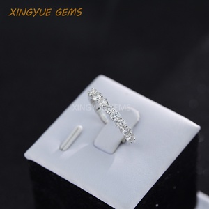 Anillo de Joyería de Media Eternidad con Diamante Moissanita Redondo Chapado en Plata 925 y Oro Blanco de 18k - Product Image 4