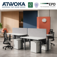 Ensemble de mobilier de bureau ATWOKA : bancs personnalisés, panneaux d'intimité et piedestals mobiles pour projets commerciaux