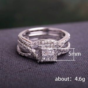 Anello di fidanzamento con diamante taglio Princess DJ047 da donna in oro bianco con diamante naturale colore D e set di fedi nuziali Halo - Product Image 6