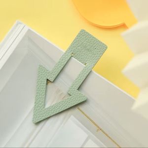 Marcapáginas Promocionales de Cuero PU con Diseño de Flecha y Clip Móvil Preciso - Regalo de Bienvenida Moderno con Grabado en Relieve para Amantes de los Libros - Product Image 3