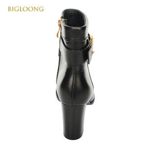 Bottes <span class=keywords><strong>Chelsea</strong></span> élégantes en cuir de vachette noir pour femmes avec lanière en cuir clouté en or fermeture à glissière à talons hauts pour la saison automne/hiver - Product Image 4